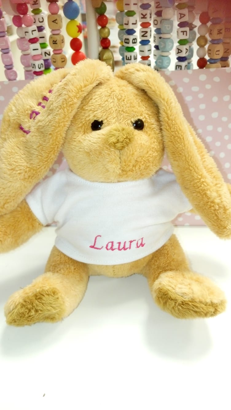 Hase mit Wunschnamen bestickt