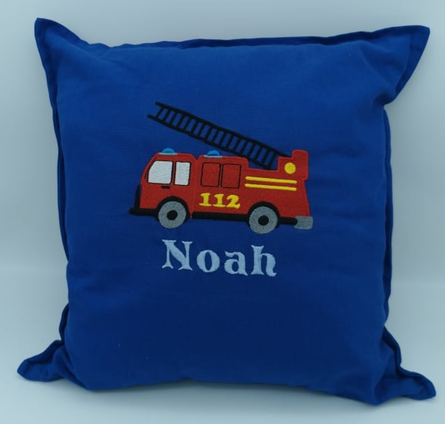 135513008_ Polster oder Kissen bestickt mit Namen Noah